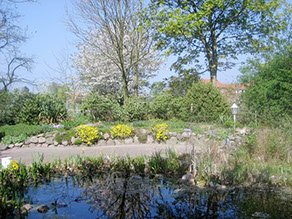 Parkähnlicher Garten des Haus Rosengarten mit Wegen und Bepflanzung